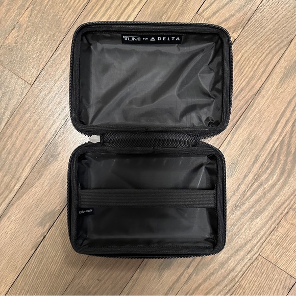 Tumi by Delta First Class Mini Suitcase Amenity Kit Hardshell Bag in Grey Gray - Picture 6 of 7